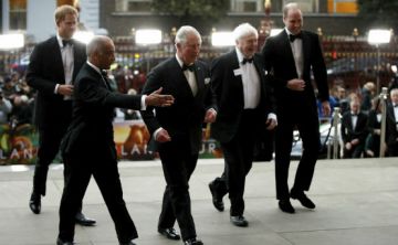 El príncipe Charles y sus hijos asisten a estreno de documental de Netflix