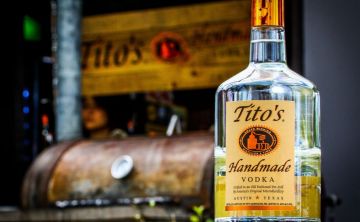 Presentan nueva botella de Tito’s Handmade Vodka