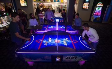 Ambiente divertido en la apertura de Dave & Buster's