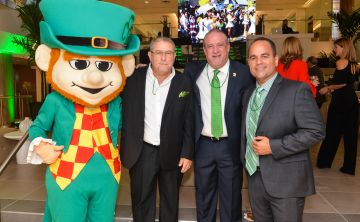 En clave de verde por la reinauguración de San Patricio Plaza