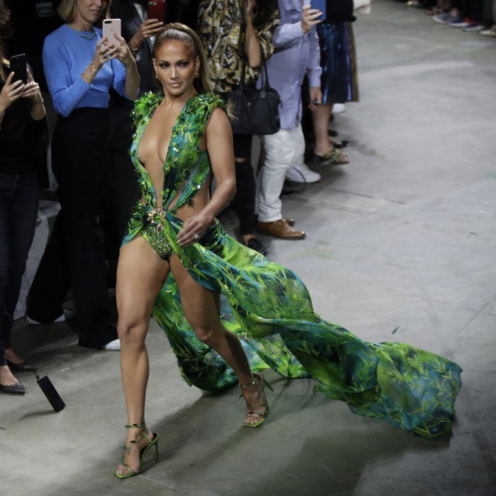 Jennifer López reaparece y emociona con el vestido verde de Versace